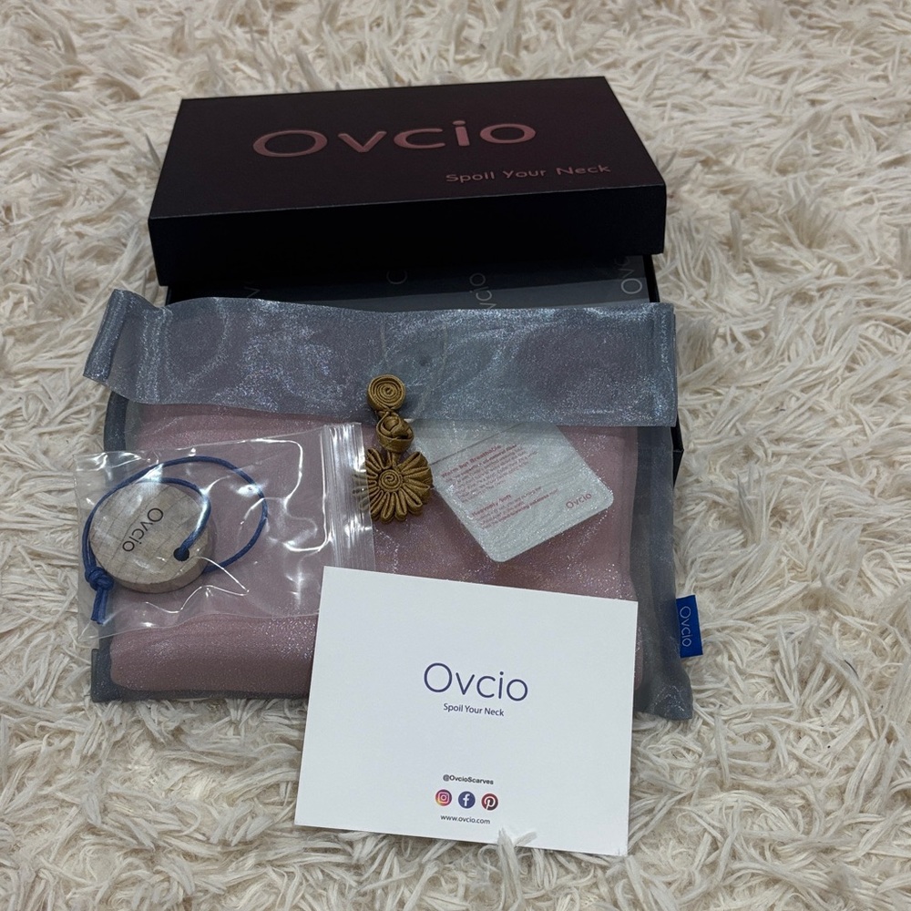 NWT 100% cashmere pink scarf by Ovcio